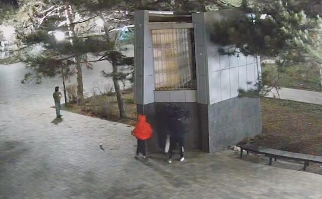 В г. Армянск возле центра культуры и досуга неустановленные лица разрисовали постройку цветными красками