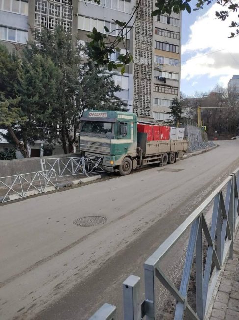 В Ялте грузовик снес уличное ограждение