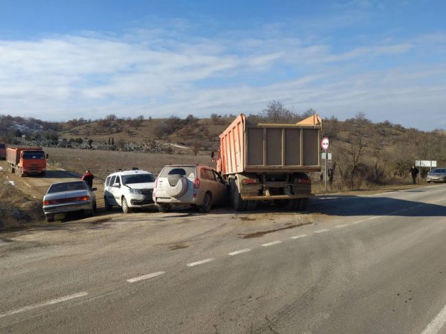 «КамАЗ» врезался легковой автомобиль Cherry, в который, в свою очередь, въехала едущая навстречу «Лада Ларгус»