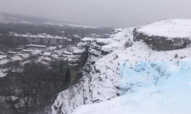 Подъезжая к Петровским скалам, полицейские увидели мужчину