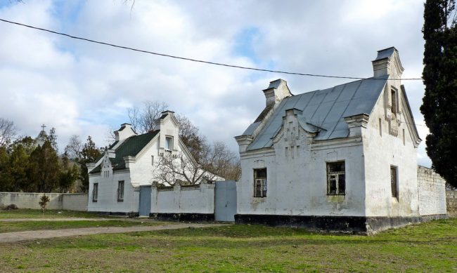 Два домика на Братском кладбище, построенные в 1874 году и ставшие пристанищем для ветеранов первой обороны Севастопо