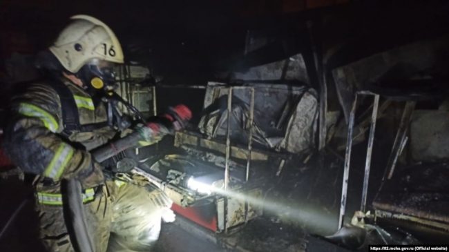 В Ленинском районе Севастополя 30 января произошло возгорание кровли торгового павильона, расположенного на перекрестке улиц Токарева и Шабал