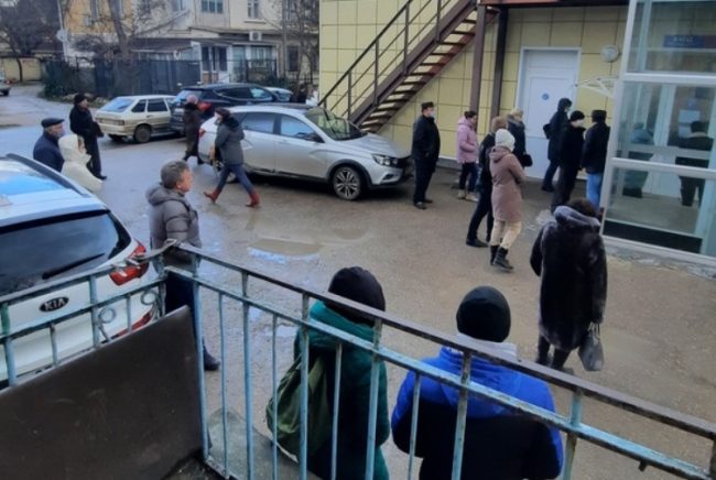 Севастопольцы с температурой и кашлем мерзнут в очереди у поликлиники