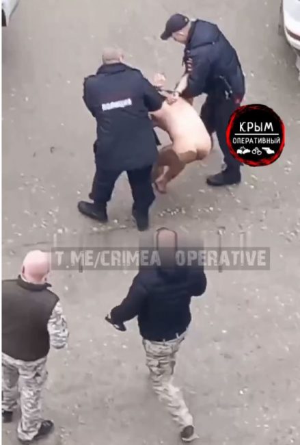 В Севастополе по проезжей части разгуливал обнаженный мужчина