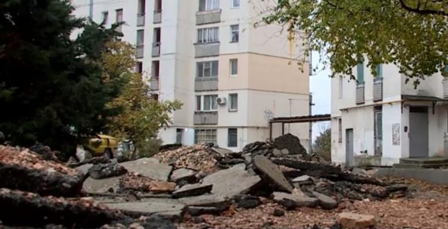 двор на улице Хрюкина брошен разрытым с прошлого года