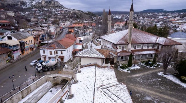 Большая трещина появилась на стене одного из корпусов Ханского дворца в Бахчисарае