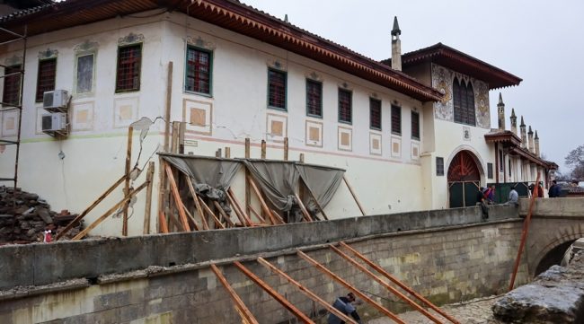 принять меры по спасению треснувшего корпуса Ханского дворца в Бахчисарае