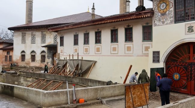 Поврежденный Ханский дворец в Бахчисарае