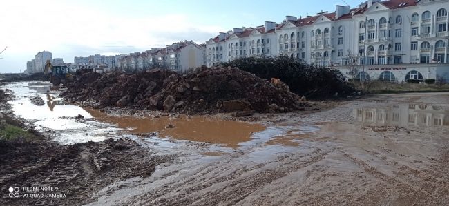 Проспект Античный в Севастополе утопает в грязи