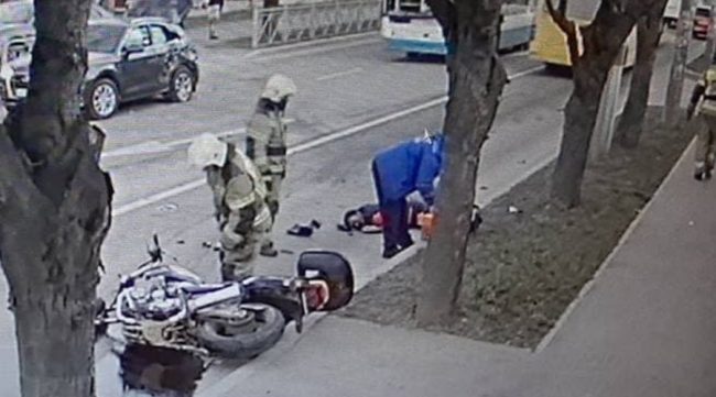 легковой автомобиль выезжал на проспект Вернадского с территории ботанического сада, когда в него влетел мотоцикл, двигавшийся на огромной скорости со стороны Ялты. В результате удара в заднюю часть автомобиля мотоцикл выбросило на встречную полосу