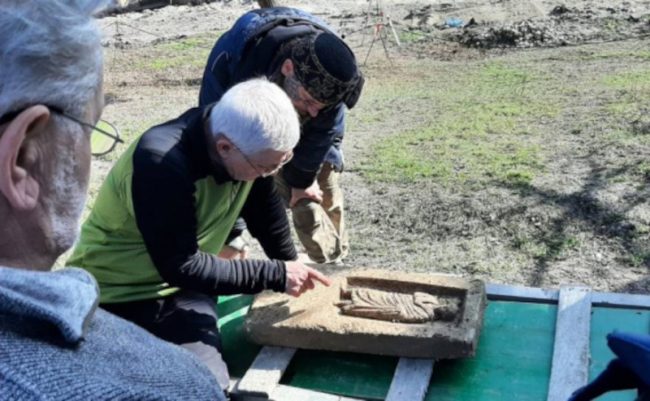 На раскопках в «Новом Херсонесе» обнаружили римское надгробие с редкой эпитафией