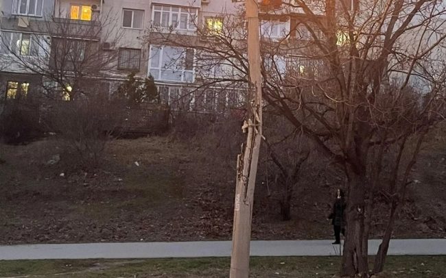 Поврежденная опора наружного освещения расположена на улице Фадеева, 29