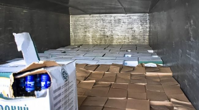 Сотрудники Росалкогольрегулирования совместно с полицейскими задержали в Крыму грузовик, незаконно перевозивший 5,5 тыс литров спиртосодержащей продукции