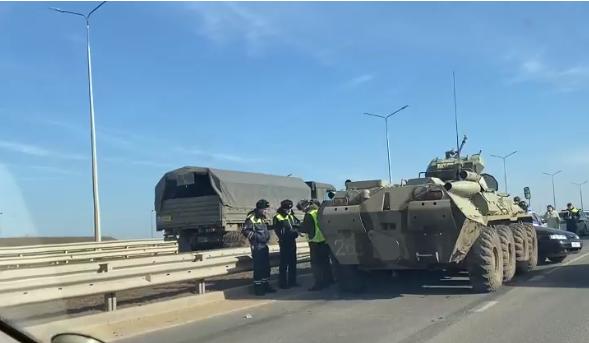 На «Тавриде» бронетранспортер смял легковушку