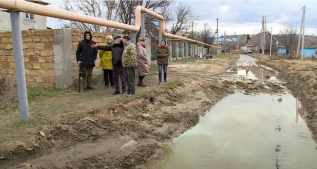 В январе прошлого года на улице Садовой в селе Вишнёвое начался долгожданный ремонт дороги. Однако радость местных жителей была недолгой. Дорожники сняли верхний слой покрытия, на этом все работы закончились