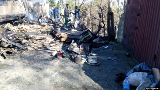 В Севастополе местные активисты просят приносить вещи пострадавшим во время пожара в многоквартирном доме в поселке ГРЭС.