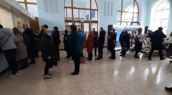 На железнодорожном вокзале Севастополя выстроились очереди