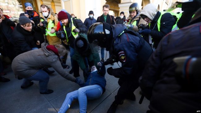 В России четвертый день продолжаются антивоенные митинги