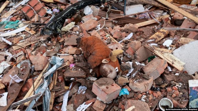Детская игрушка на развалинах дома в Ирпене