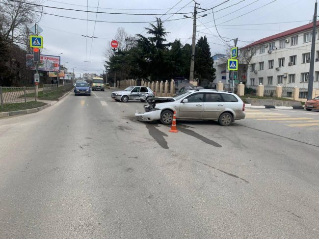 В Севастополе произошло столкновение трёх автомобилей. ДТП случилось 6 марта на улице Хрусталёва