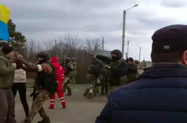 В Чаплинке Херсонской области российские военные открыли огонь во время митинга против вторжения России в Украину