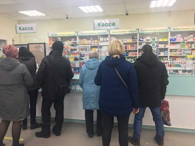 Севастопольцы раскупают лекарства в аптеках