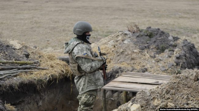 украинский воин на позиции