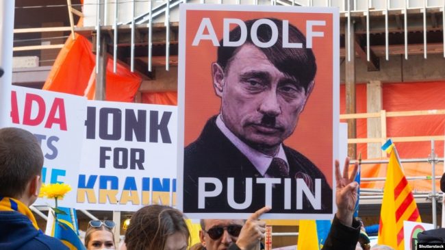 Во время акции протеста против российского вторжения в Украину. Торонто