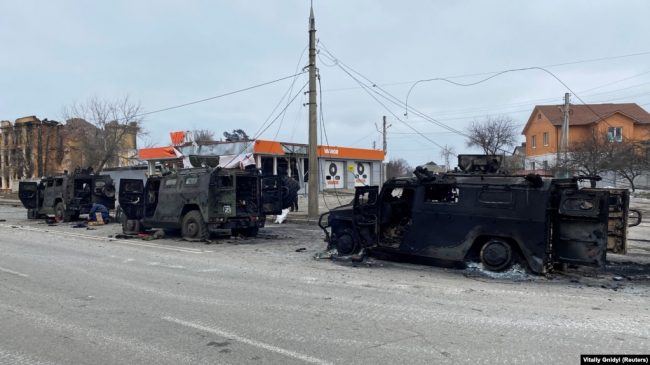 Уничтоженные бронеавтомобили «Тигр-М» российской армии на дороге в Харькове