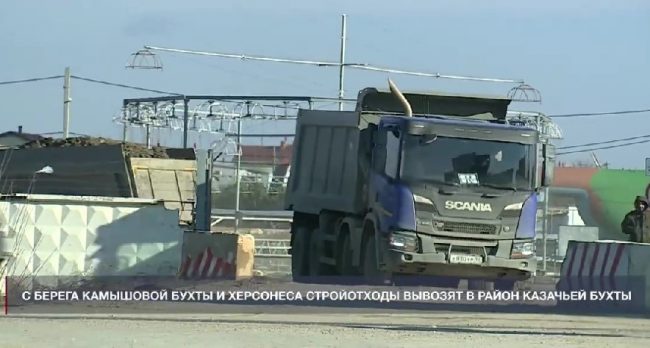 На территорию военного городка в Гагаринском районе Севастополя свозится грунт и строительный мусор
