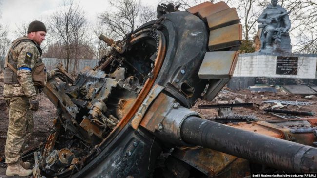 остатки уничтоженного российского танка в селе Лукьяновка Киевской области