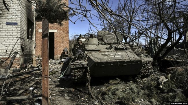 российский бронетранспортер в селе Малая Рогань под Харьковом