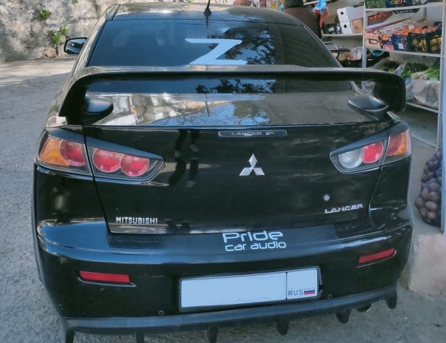 В ялтинском поселке Гаспра неизвестные ночью порезали шины частного автомобиля с Z-символикой.