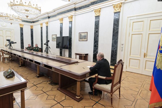 начальник Генштаба Валерий Герасимов и министр обороны Сергей Шойгу сидят во время совещания с президентом Владимиром Путиным на значительном расстоянии от главы государства. 27 февраля, 2022