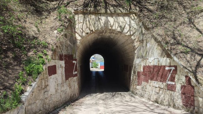 Z-символика появилась на входе в тоннель под железной дорогой в Ушаковой балке