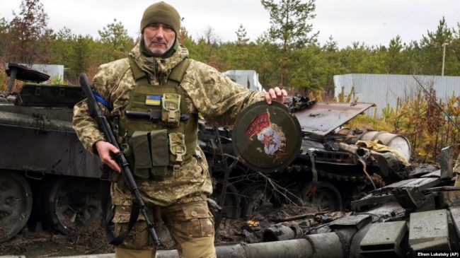 эмблема элитного подразделения войск России возле уничтоженных российских танков в селе Дмитровка