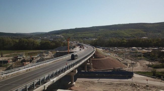 Подрядчик запустил рабочее движение по участку восьмого этапа трассы «Таврида», который проходит по территории Севастополя