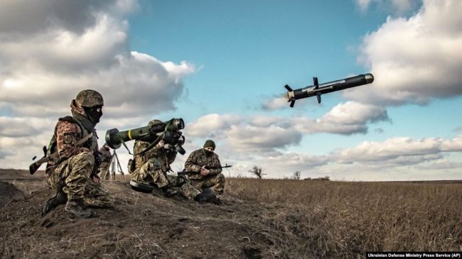Украинские военные используют пусковую установку с американскими ракетами Javelin