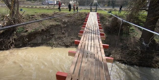 Жители севастопольских сёл вынуждены ходить через реку по подвесному мосту