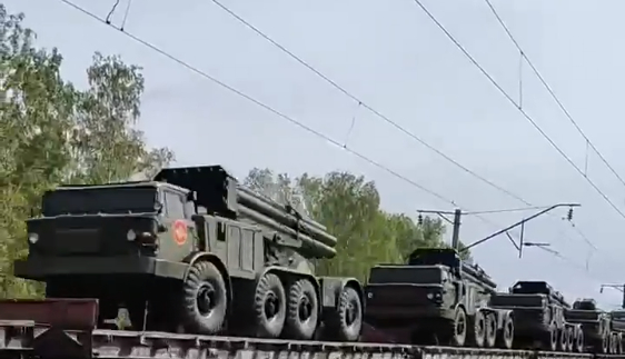 По железной дороге из России через Крым в Херсонскую область идет переброска военной техники, в том числе реактивных систем залпового огня и гаубиц