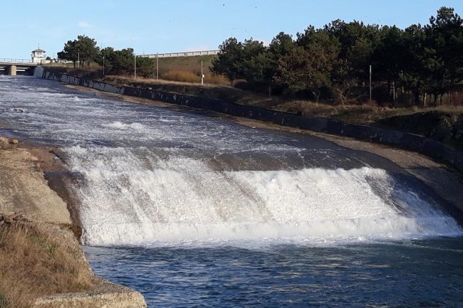 из водохранилищ Крыма регулярно сбрасывают "лишнюю воду"