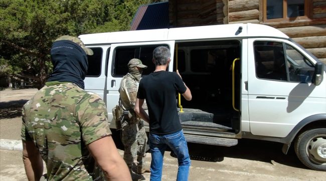 Сотрудники ФСБ задержали жителя Евпатории