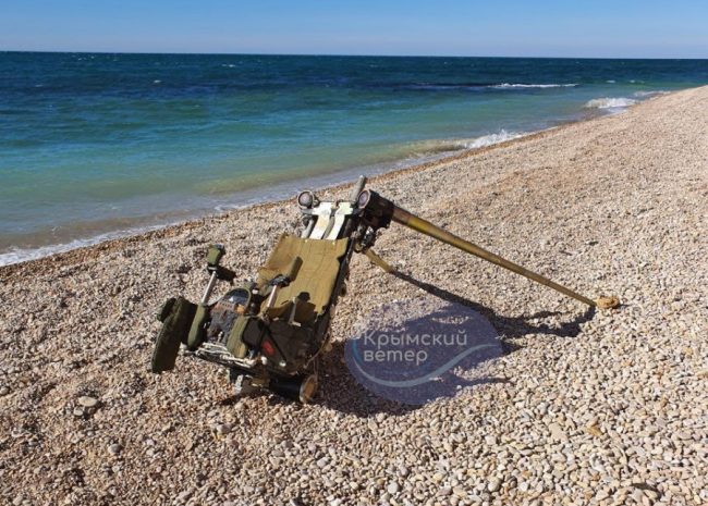 Под Севастополем в поселке Любимовка море выбросило на берег кресло-катапульту российского военного самолета.