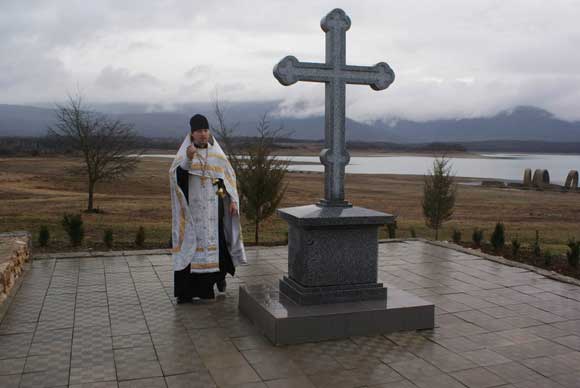 молебен на берегу Чернореченского водохранилища