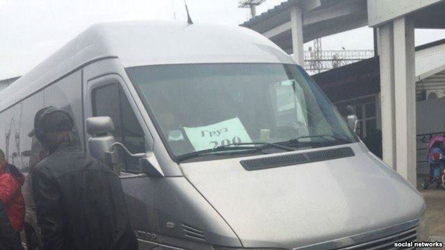 микроавтобусы с табличками «Груз 200»