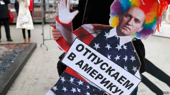 Изображение Алексея Навального в виде клоуна Рональда Макдональда во время протеста, организованного российскими коммунистами в Москве 1 марта этого года