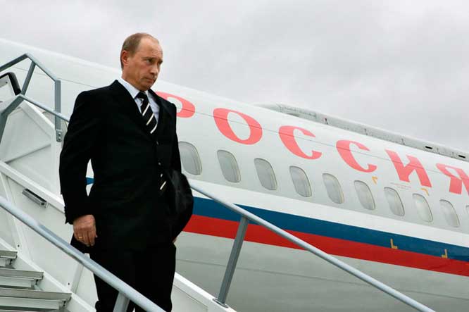 Президент России Владимир Путин на трапе самолёта