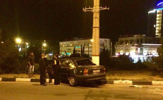 В ночь на 20 сентября на площади 50-летия СССР автомобиль совершил наезд на столб