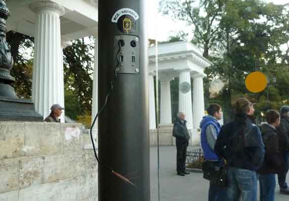 На новой «умной» остановке, недавно возведённой в центре Севастополя, уже сегодня утром было недосчитаться двух USB-шнуров, предназначенных для зарядки мобильных телефонов: один из них исчез полностью, второй висит оборванным наполовину