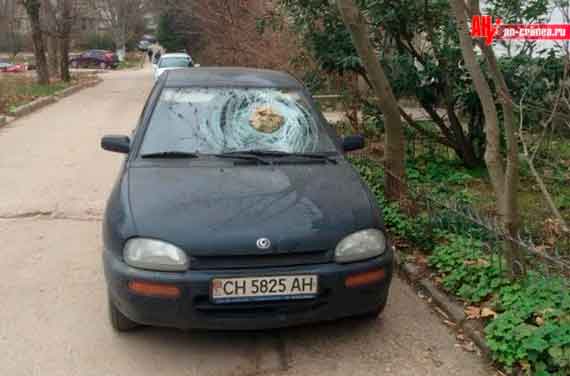 В Севастополе несколько припаркованных в районе ЦУМа автомобилей пострадали от рук вандалов.